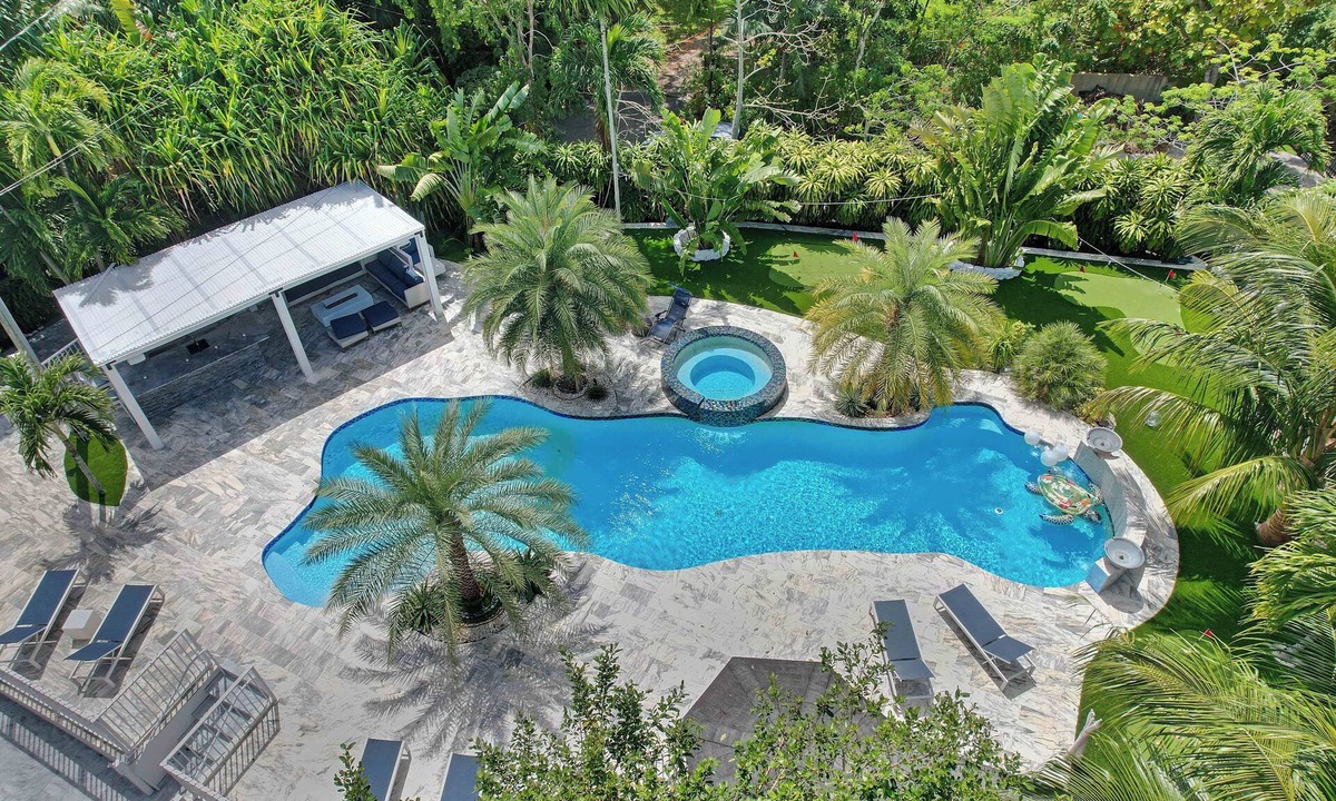 Lazy Lake House | 1 Acre LakeView Gem, Stunning Pool, Near Beach! Kayak/Pond/Spa - Fort Lauderdale