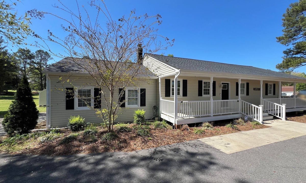 Petersburg House | 1-Bedroom Guesthouse with a private entrance, Patio, & Parking