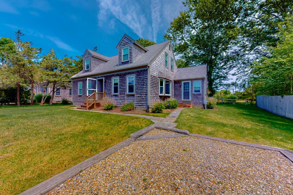 West of Town House | 1 Mi to Dtwn Nantucket! Family Getaway w/Deck