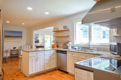 Chatham House | 1 Mile from Downtown Chatham Walk to Pier