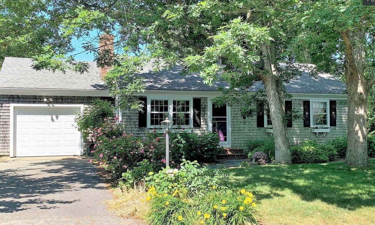 East Orleans House | 1 Mile to Nauset Beach! Family and Dog Friendly!