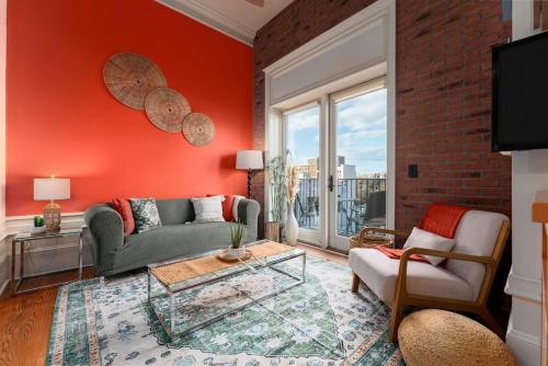 Downtown Wilmington Apartment | 1 min walk Downtown ILM Photogenic Live Oak