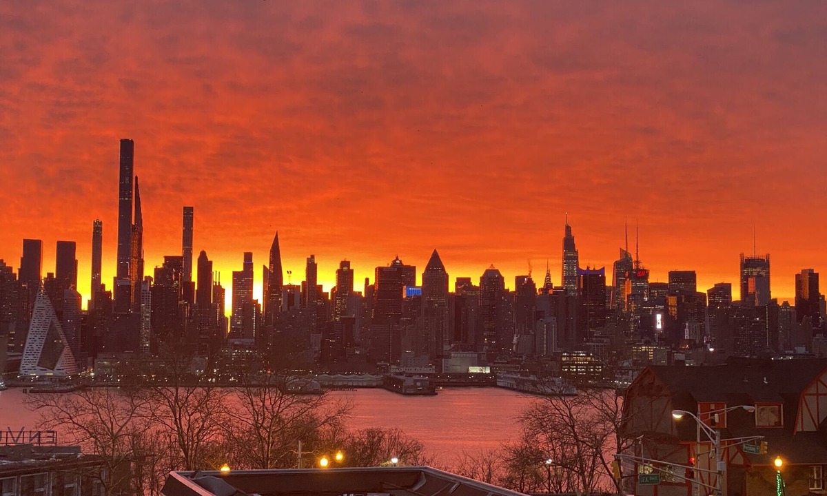 Weehawken Apartment | 10m to NYC: 25ft Ceiling Penthouse, Skyline Balcony & "Treehouse" Loft