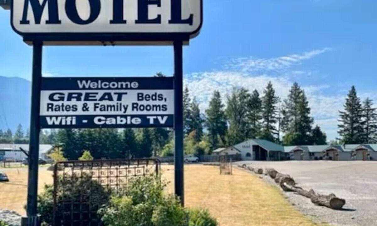 Columbia Falls Hotel | #11 TWO QUEEN BEDS with WiFi and AC in charming Columbia Falls