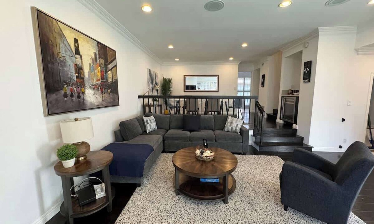 Warner Center House | 116 Lovely Woodland Hills Home w/Pool & spa