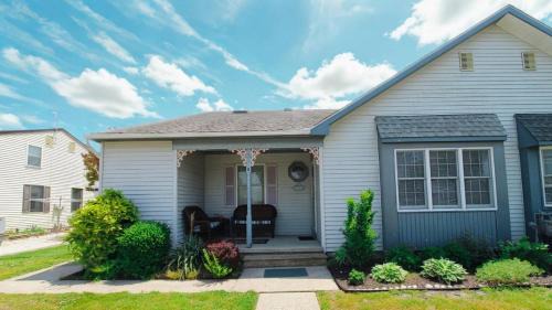 Village Green House | 1350 A Wisconsin Ave