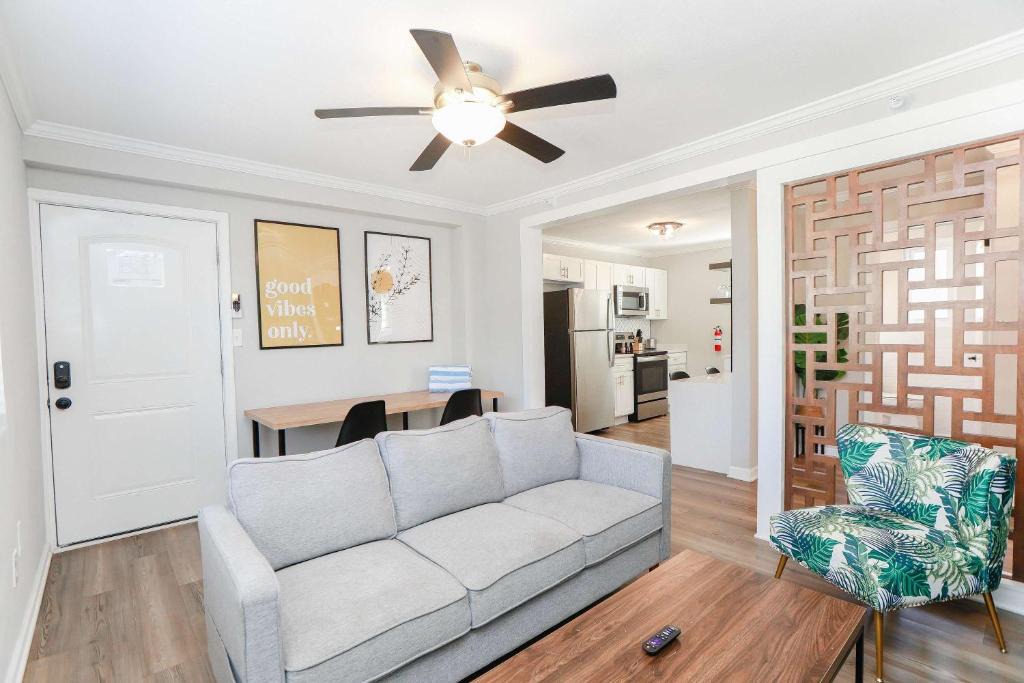 Cottage Line Apartment | 1866 EOV Wave Suite