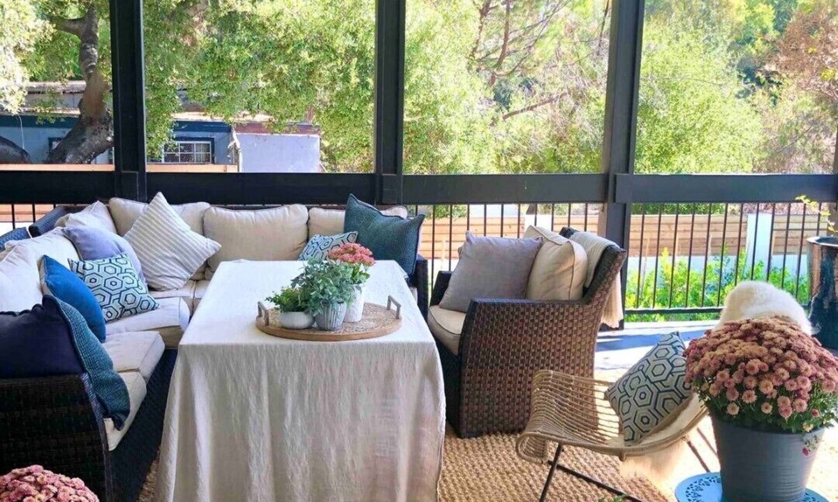 North Arroyo House | 1920s Pasadena Cottage Steps from RoseBowl w/Pool