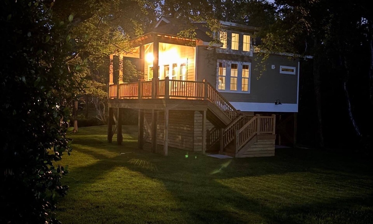 Wilmington Cottage | 1BR 1BA Cozy Creekside Cottage on Wilmington's CC Trail. 4 miles to WB waters