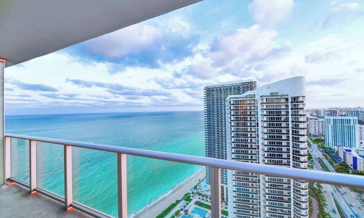 Hollywood South Central Beach Condo | 1BR Beachside | Sea View | Near Miami WC Stadium