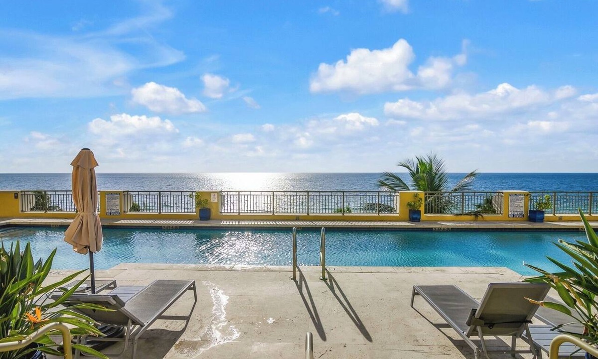 Central Beach Hotel | 1BR Oceanfront Suite 2 Queens near Birch Park, Pool, Spa, Dining
