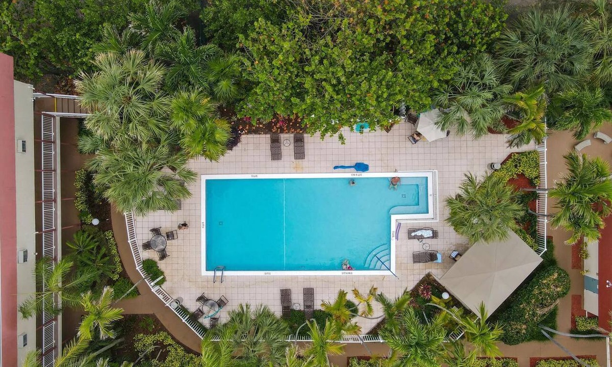 Pompano Beach Condo | 1BR Pool-View Condo near the Beach w/Resort Pools