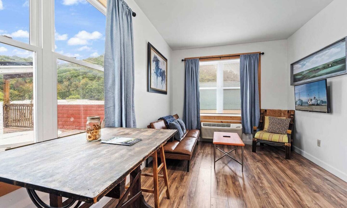 Edray Apartment | 1BR w/2 Beds Near Snowshoe | Modern Apt + Parking