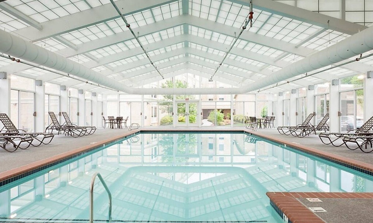 Williamsburg Condo | 2 BDRM SLEEPS 6 HISTORIC PATRICK HENRY SQUARE INDOOR SALTWATER POOL, 24 HOUR GYM