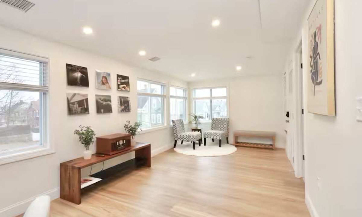 Malden Apartment | 2 bed - 2 bath - Parking - King beds - Laundry