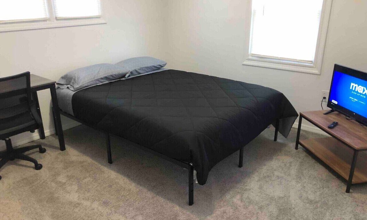 Woodbridge Apartment | 2-bed house, parking, near NYC train, MetLife Stadium 30 minutes