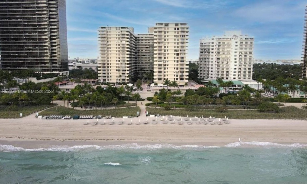 Bal Harbour Condo | 2 Bedroom Condo 327294 by Houzlet