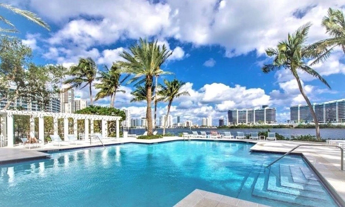Aventura Condo | 2 Bedroom Condo 439084 by Houzlet