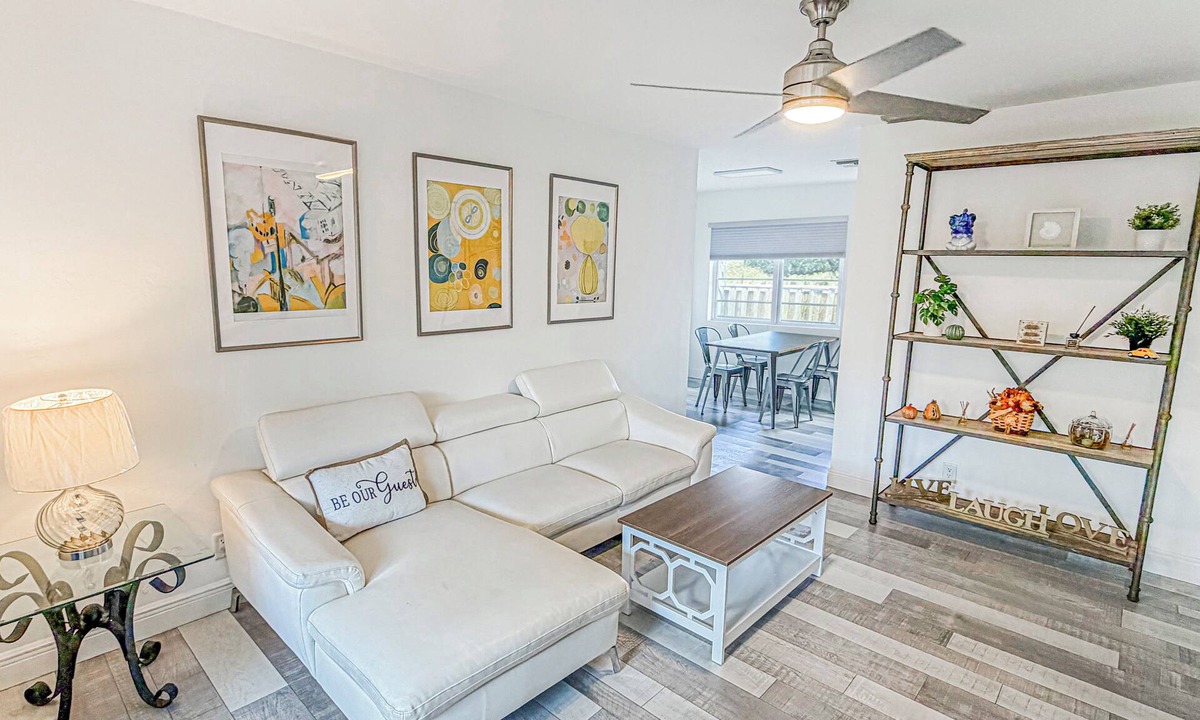 Harbor Village House | 2 Bedroom Lovely, Bright & Comfy Walk to Beach - Private, Yard, Parking