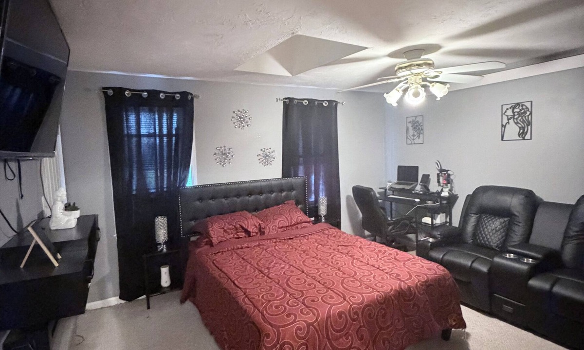 Attleboro House | 2-bedroom townhome in terrific Attleboro close to Gillette and Foxwoods