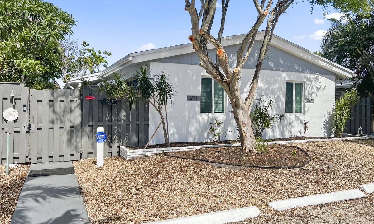 Harbor Village Apartment | 2 Bedroom Tropical & Cozy Home Near Beach: Private, Yard, Parking