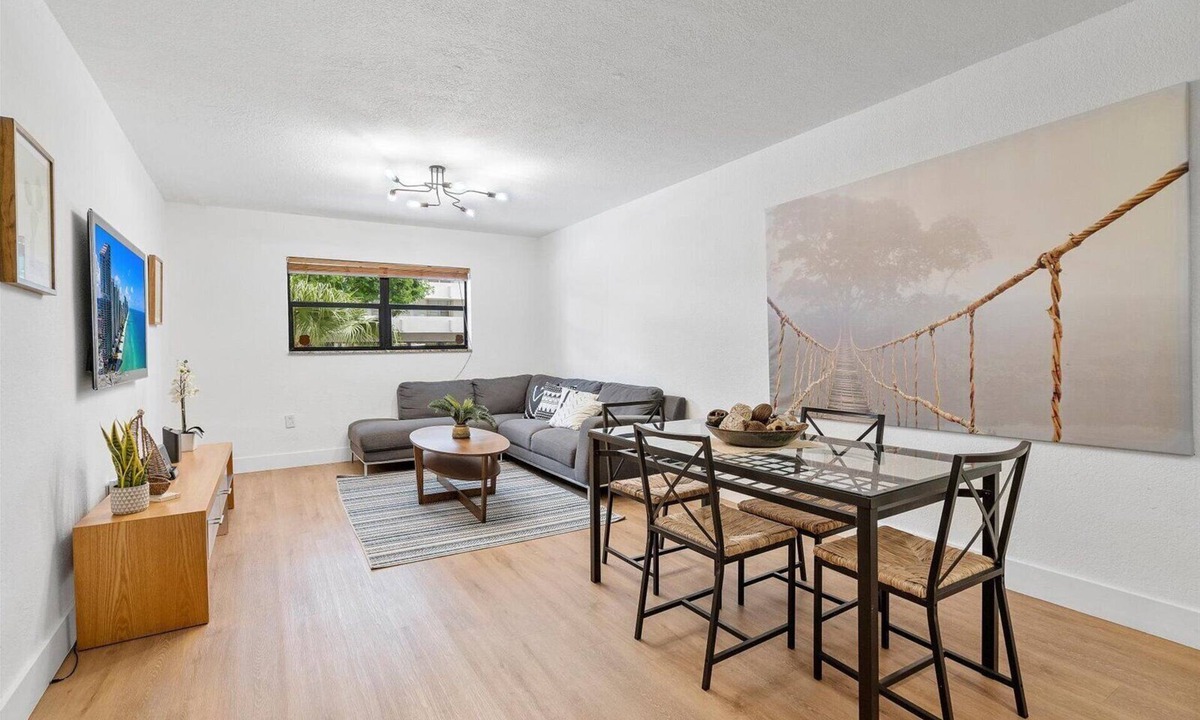 Eastern Shores Condo | 2 Bedrooms Apartment/Near the beach and plazas for shopping