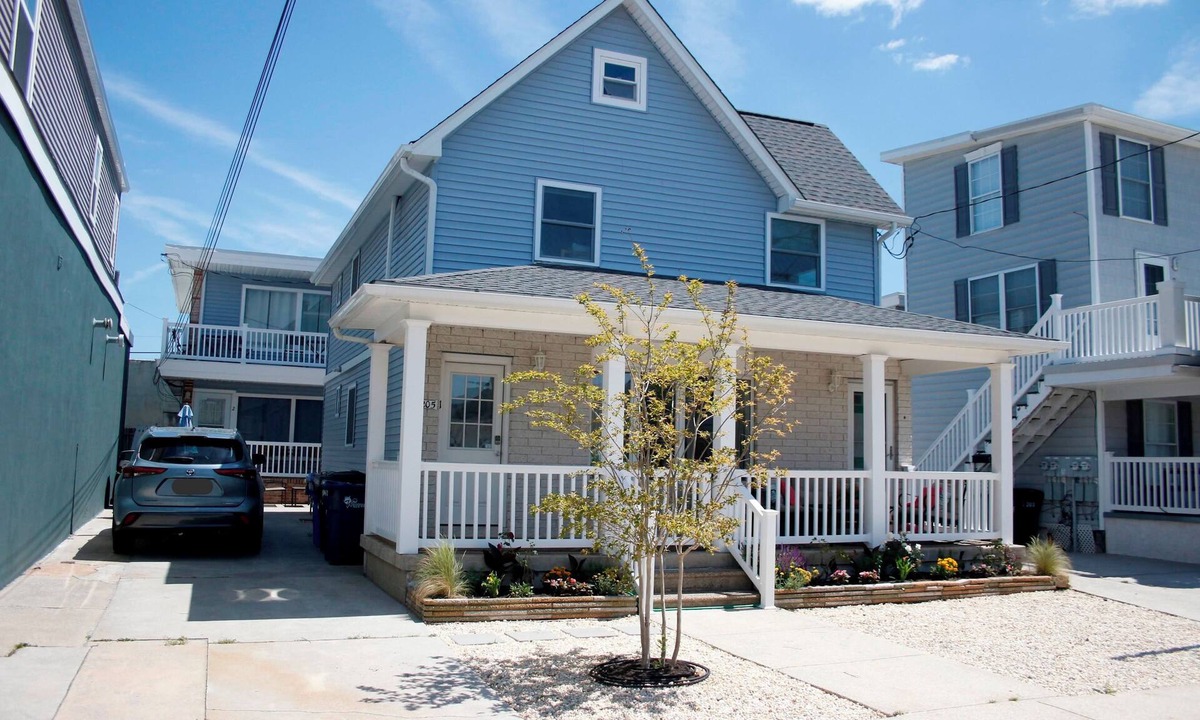 Wildwood House | 2 Blocks from the Beach! 4 bedrooms, 2 bathrooms. FAMILIES ONLY.