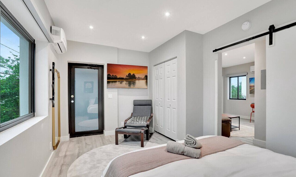 Central Beach Apartment | 2 Condo Combo - Walk to Beach - Off Las Olas #2A/B