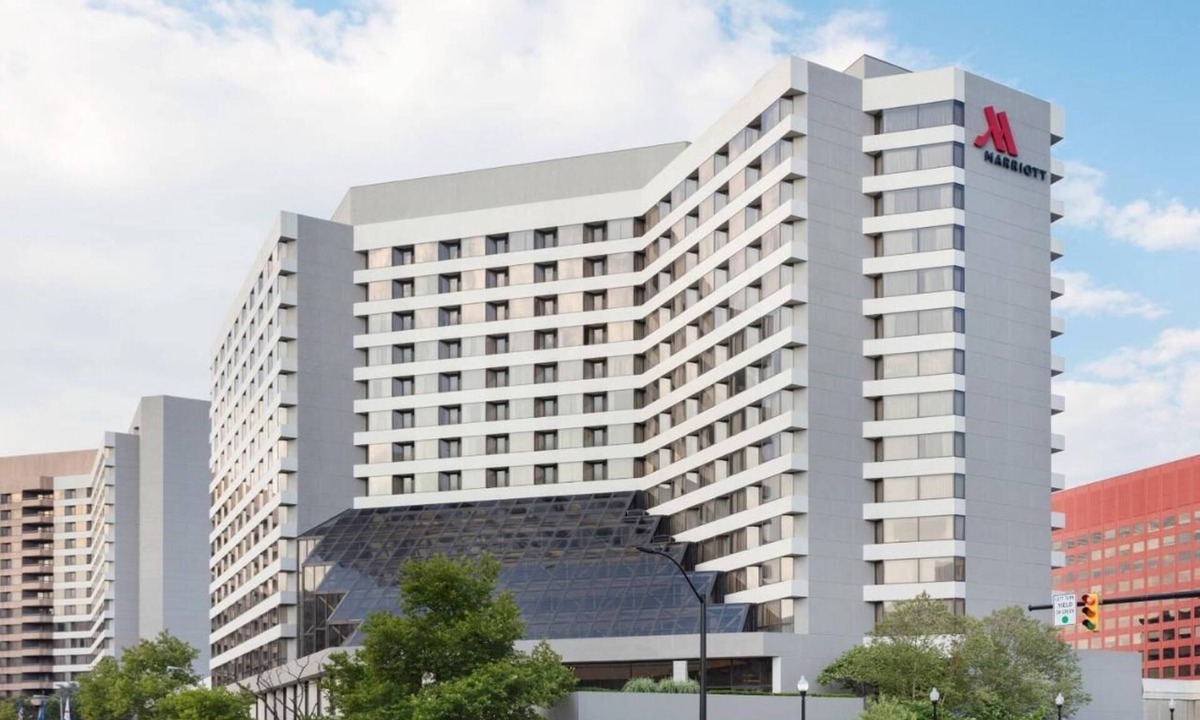 Crystal City Hotel | 2 Connecting Suites at a 4⭐️ Hotel