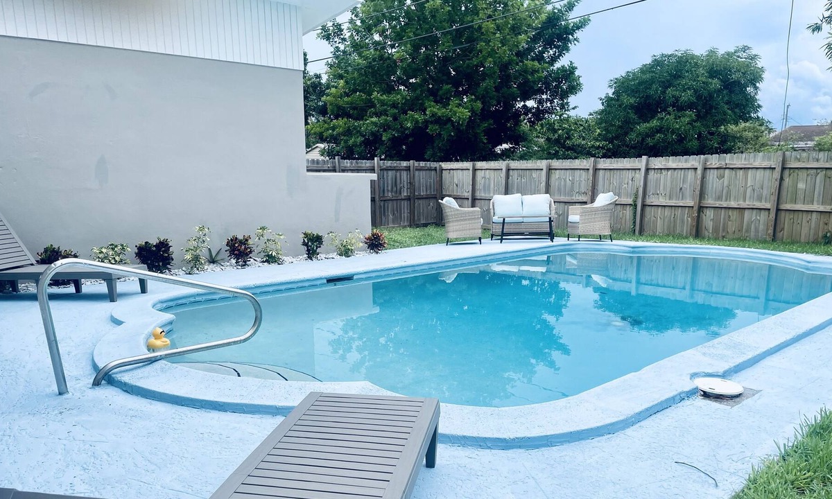 Highland Garden House | 2 master suites~ perfect location w/pool! Sleeps 18!