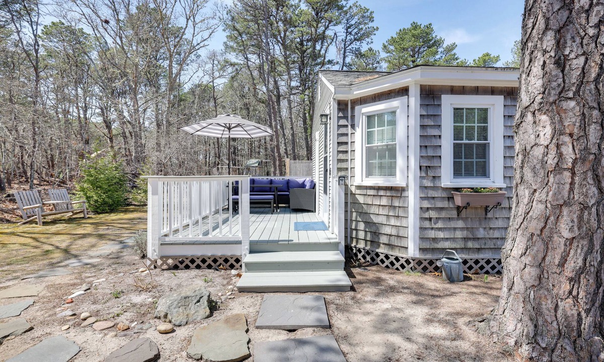 Wellfleet Cottage | 2 Mi to Coastline: Cozy Wellfleet Escape w/Deck