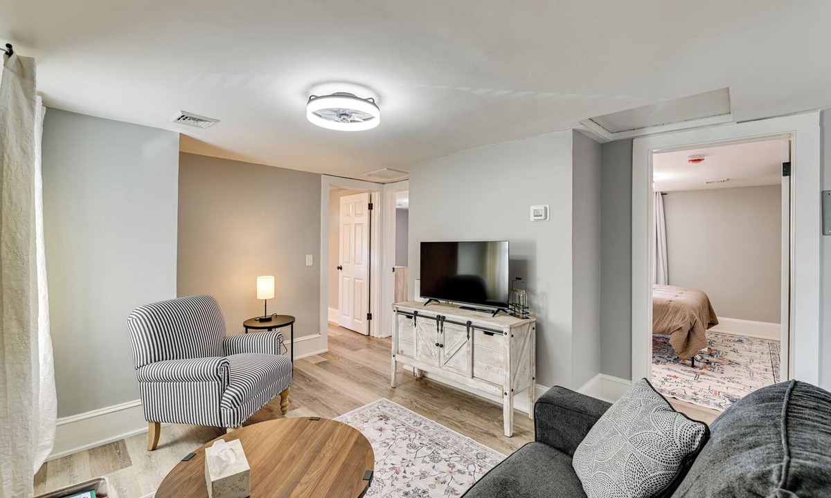 Lincoln Park Apartment | 2 Mi to Uptown: Centrally Located Kingston Apt!