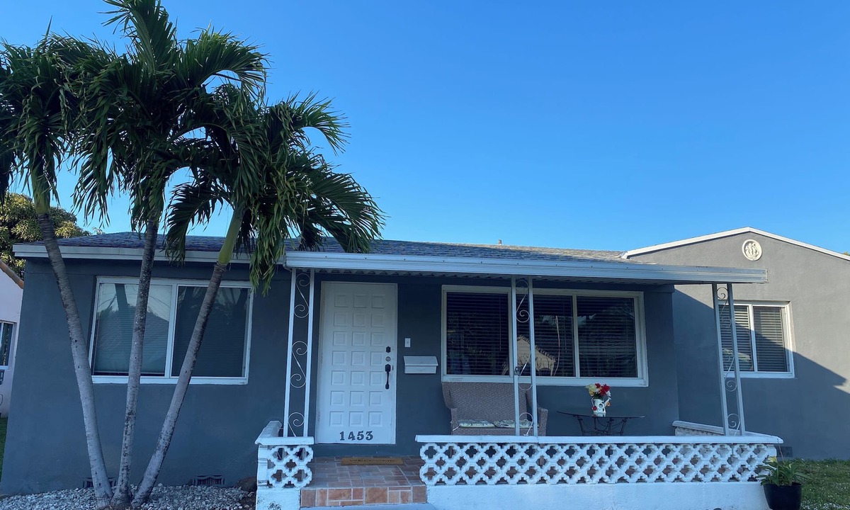 South Lake House | 2 miles from Hollywood beach and Downtown Hollywood