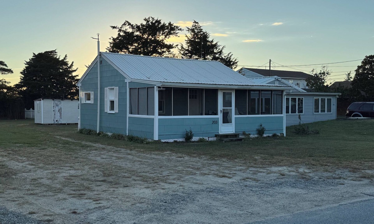 Broadkill Beach House | 2 Minute walk to the Beach. Tranquil 2-bedroom bungalow with AC/Broadkill Beach