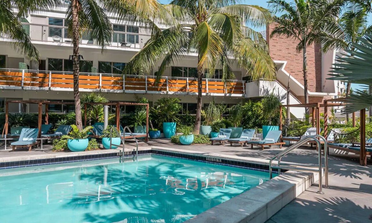 South Beach Hotel | 2 Modern Units in South Beach – Pet-Friendly, & Close to Dining and Shopping