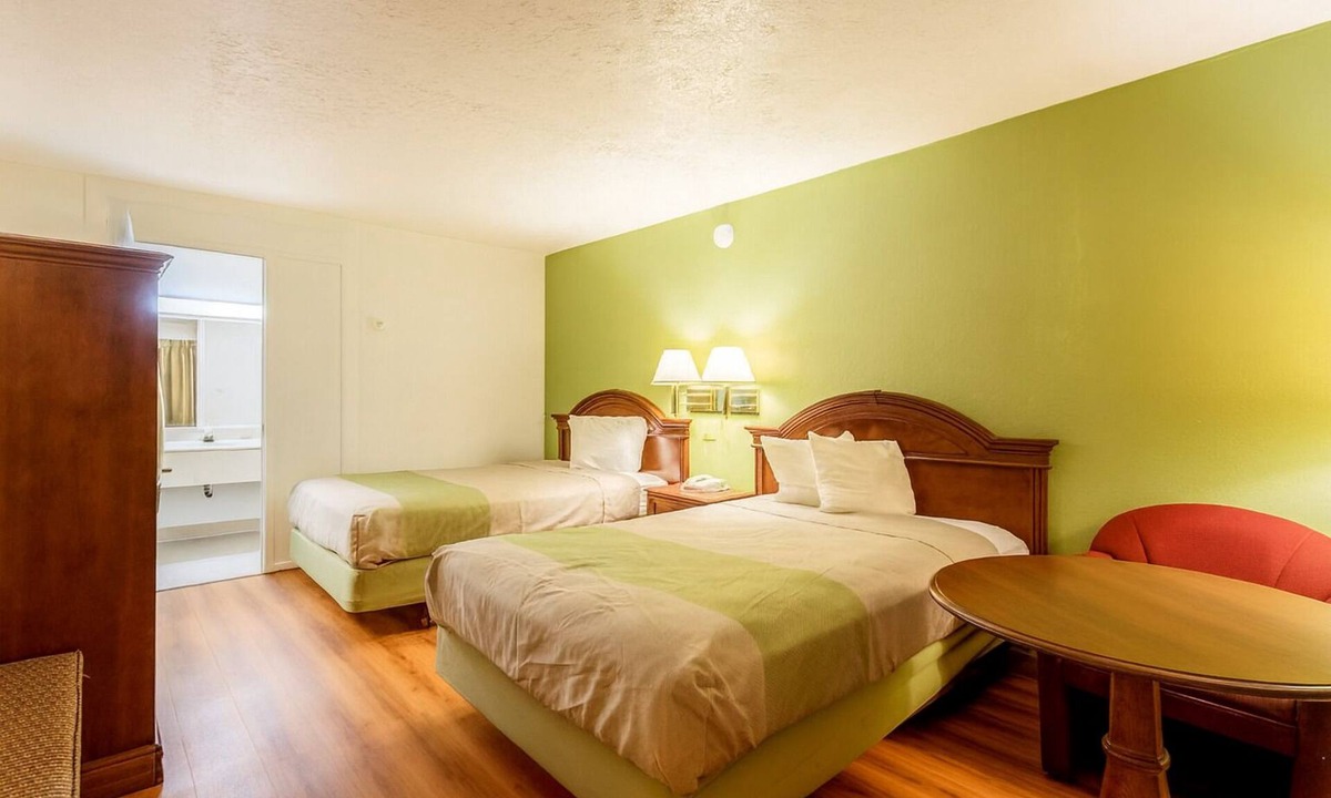 Edgewood Hotel | 2 Pleasant Rooms for Passing Travelers & Easy I-95 Access
