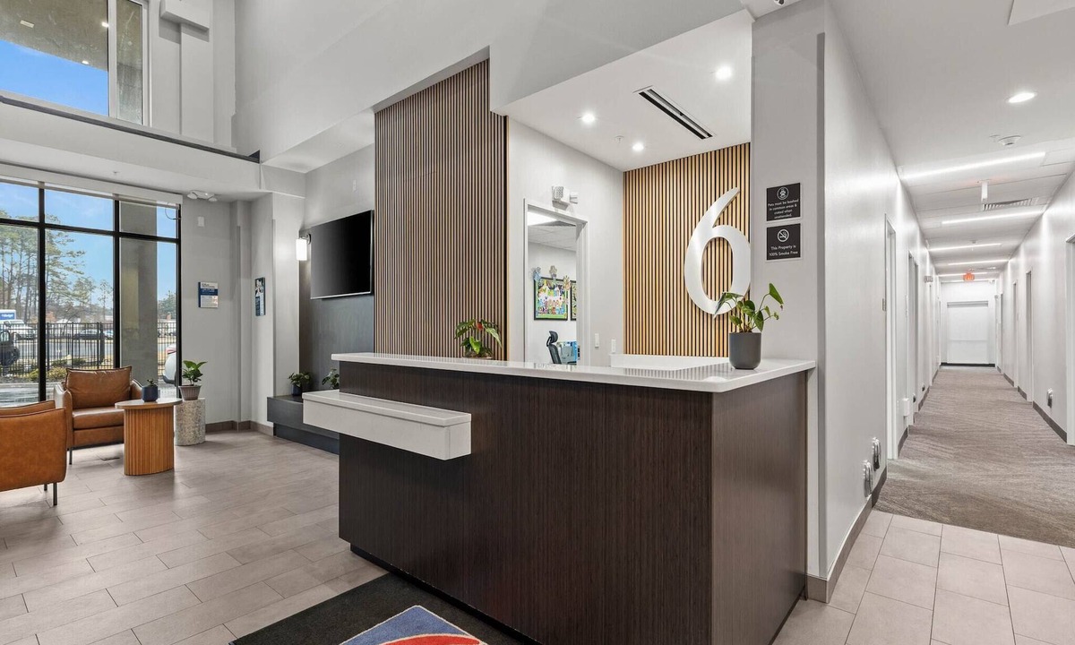 Sandston Apartment | 2 Queen Beds|Mobil Access Tub NS Kitchen