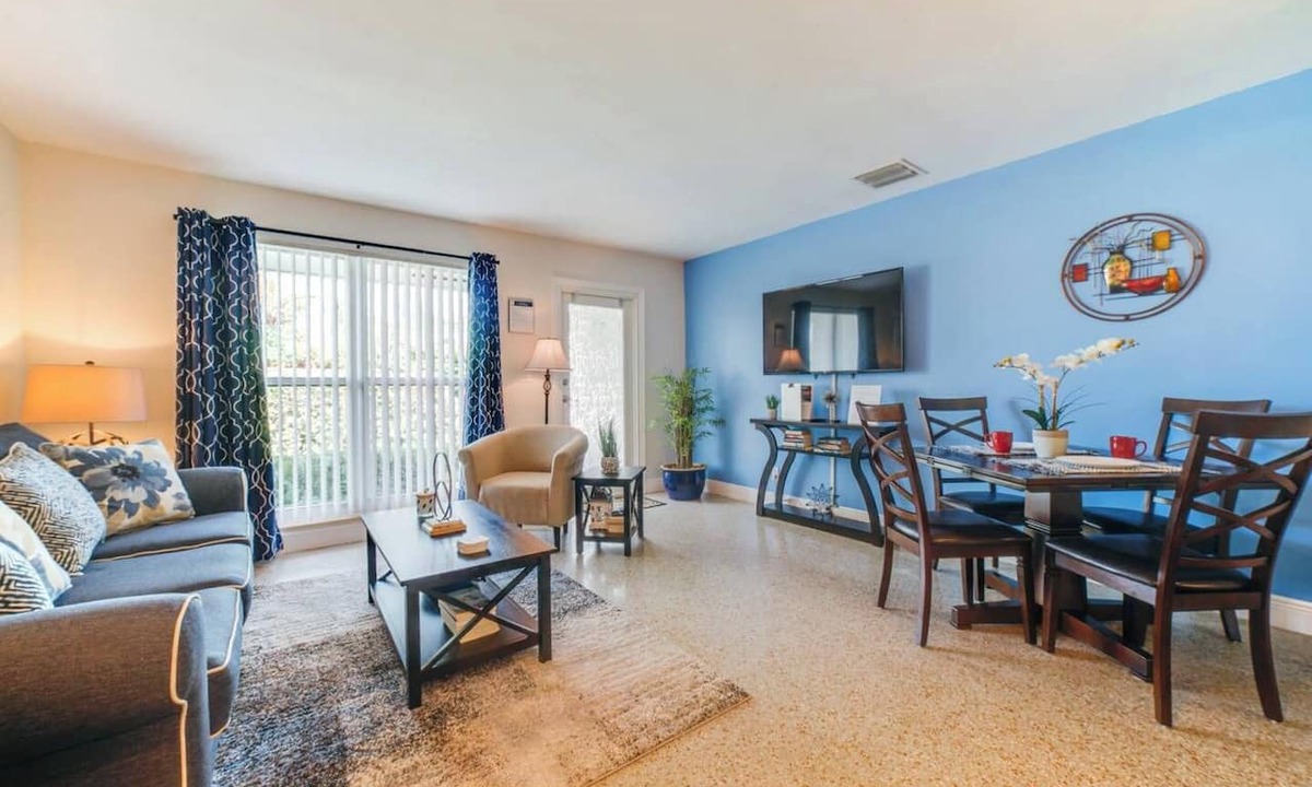 Poinsettia Heights Apartment | #2 ❤️ Spacious, Quiet, Elegant, with Full Kitchen