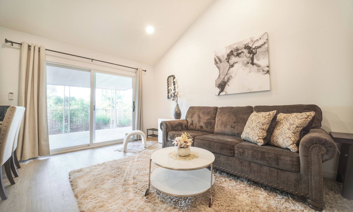 Walnut House | 2 TVs Vaulted Ceiling Private Kitchen&Entrance