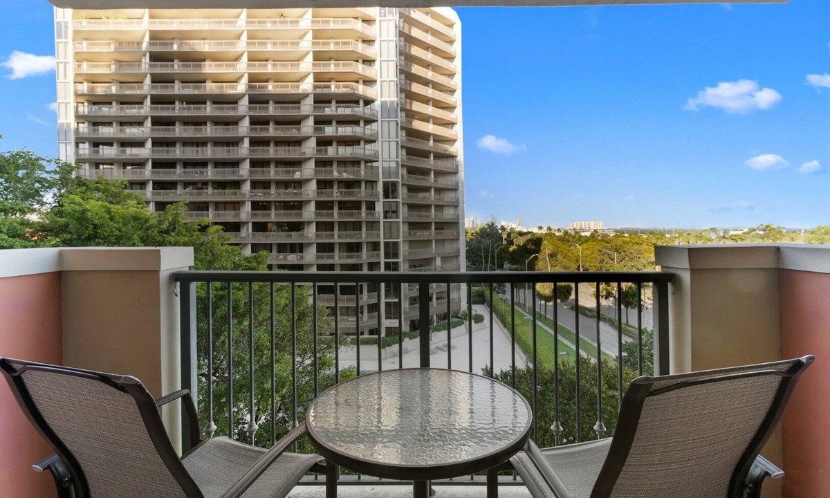 Coconut Grove Hotel | 2 Units | Deluxe 1BR Suite with Pool Access