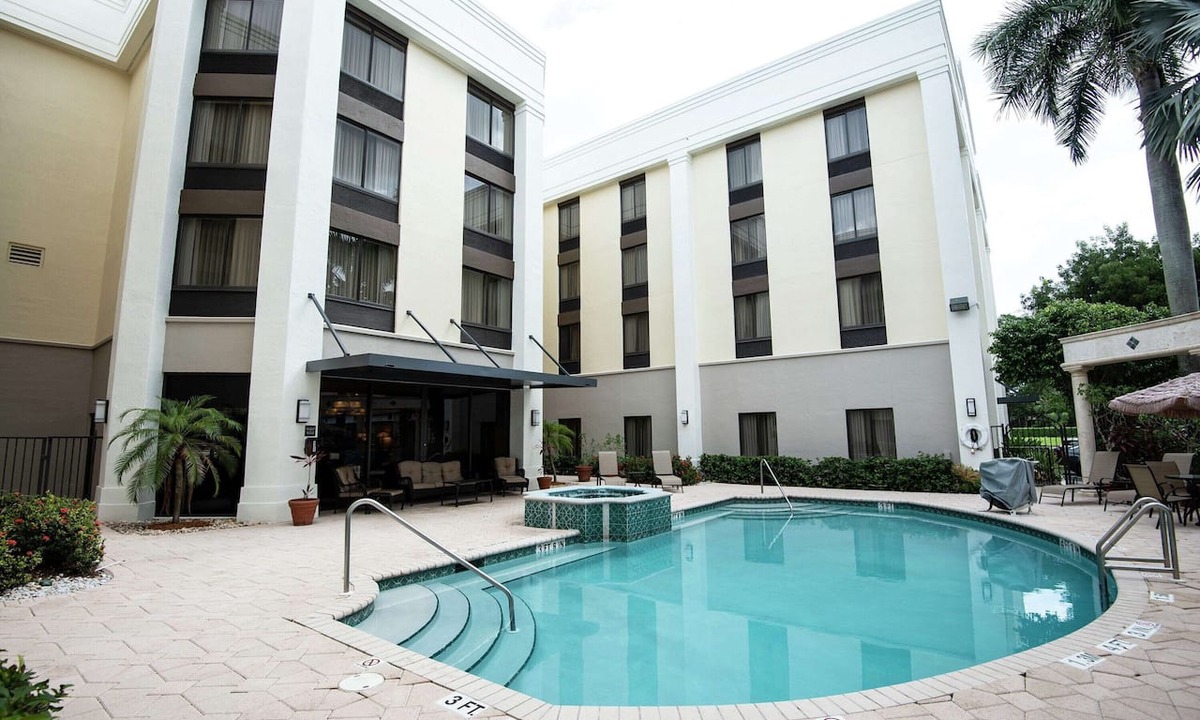 Boca Raton Hotel | 2 Units in Boca Raton | Near Yamato Rd & Local Dining | Pets Allowed