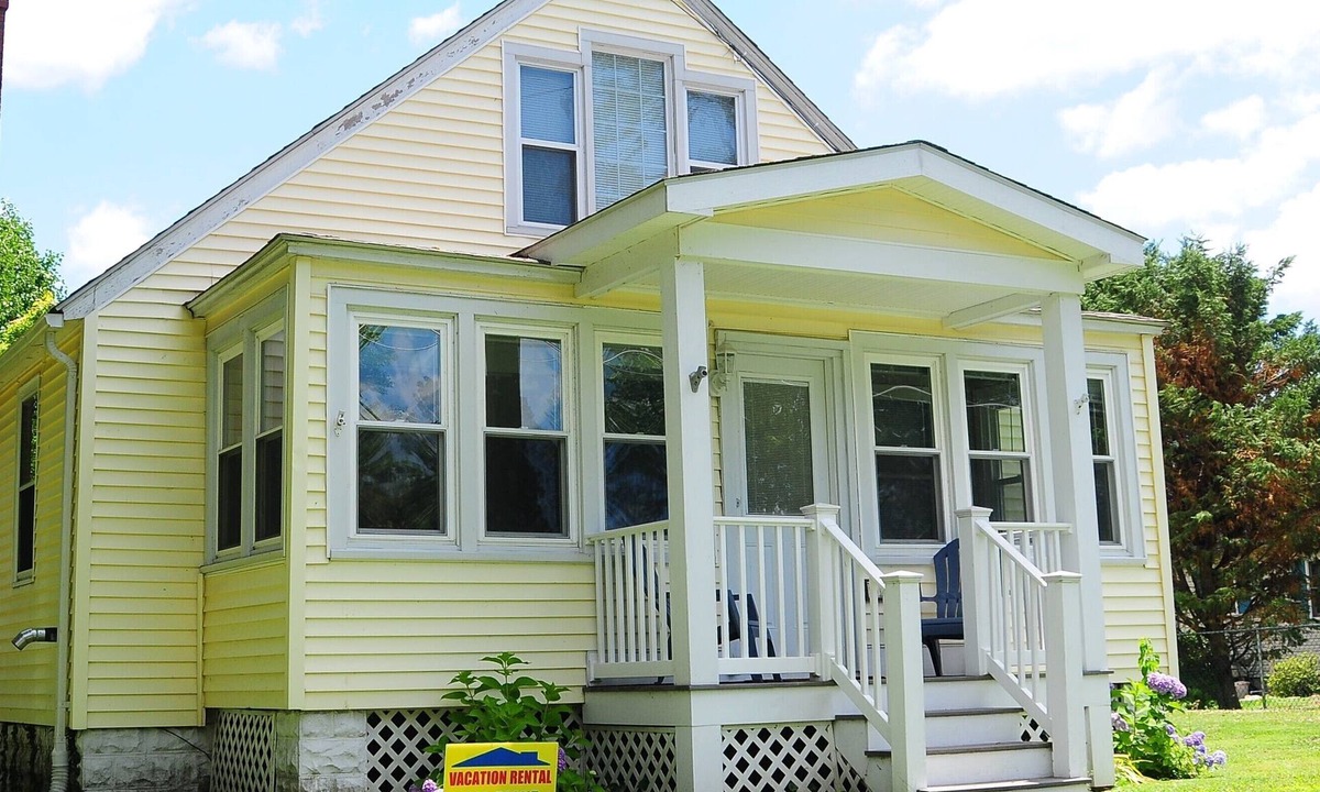 Rock Hall House | 200 steps to the beach!