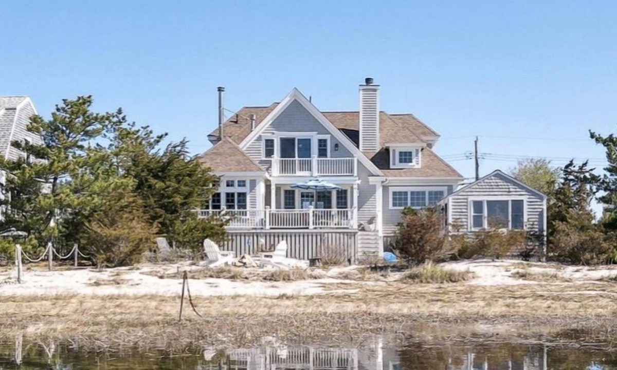 East Sandwich House | 204 North Shore Blvd - A beauty on the Boulevard