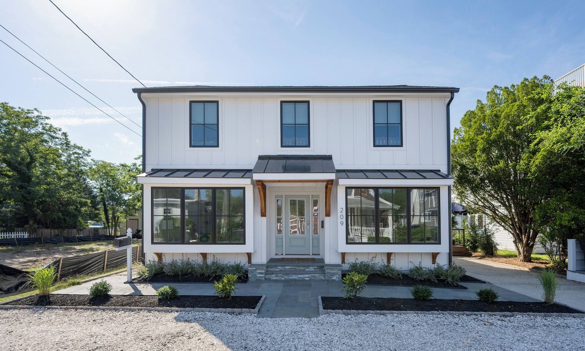 Lewes House | 209A Midland - Close to the beach!