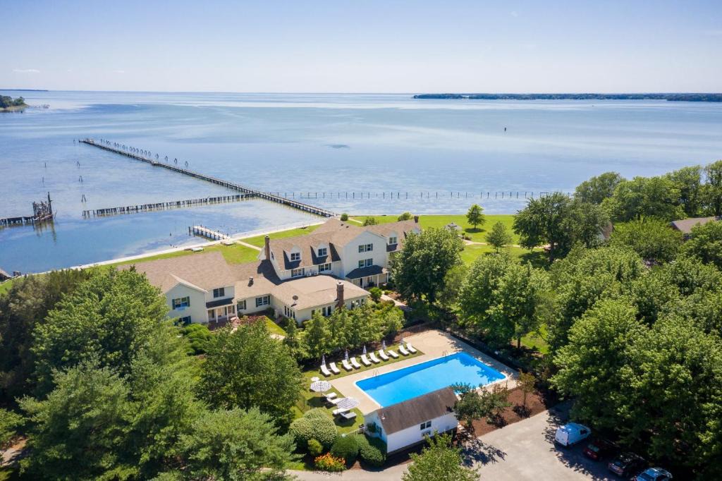 Royal Oak House | 25 Bedrooms - Retreat Center Waterfront Renovated
