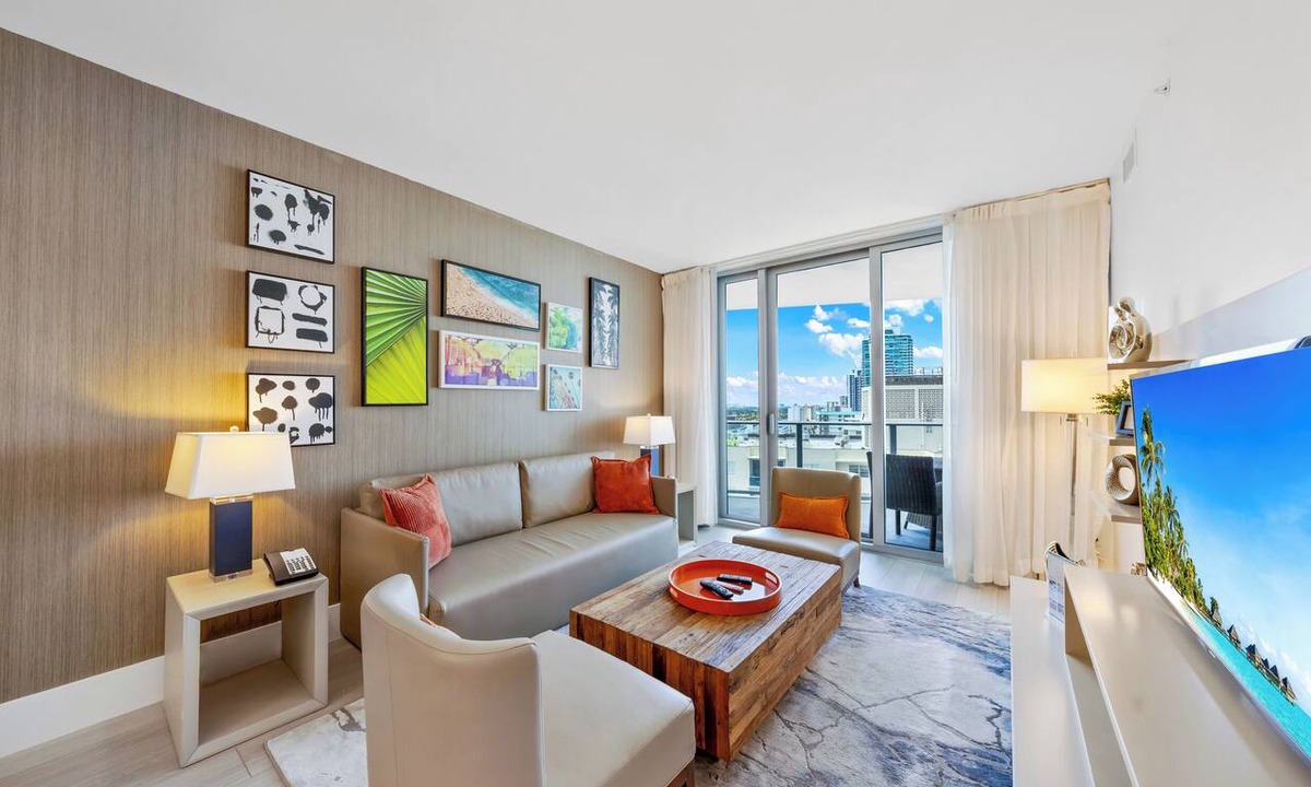 Hollywood South Central Beach Condo | 25 - min to FIFA! Stylish Beachfront Escape - Relax & Unwind in Paradise