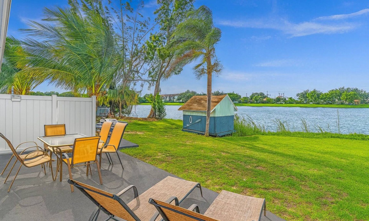 Davie House | 2BR Lakeside Getaway - Peaceful Waterfront Stay