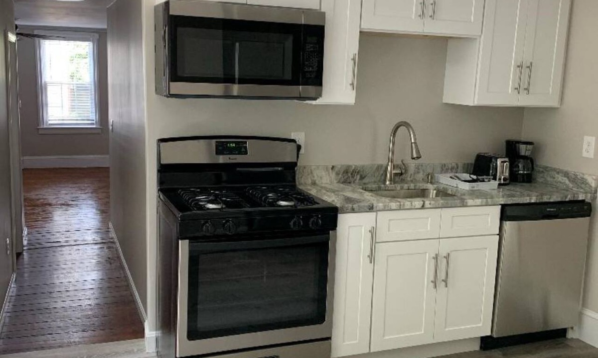 Top of the Hill Condo | 2BR-Sleeps6-Downtown Newport
