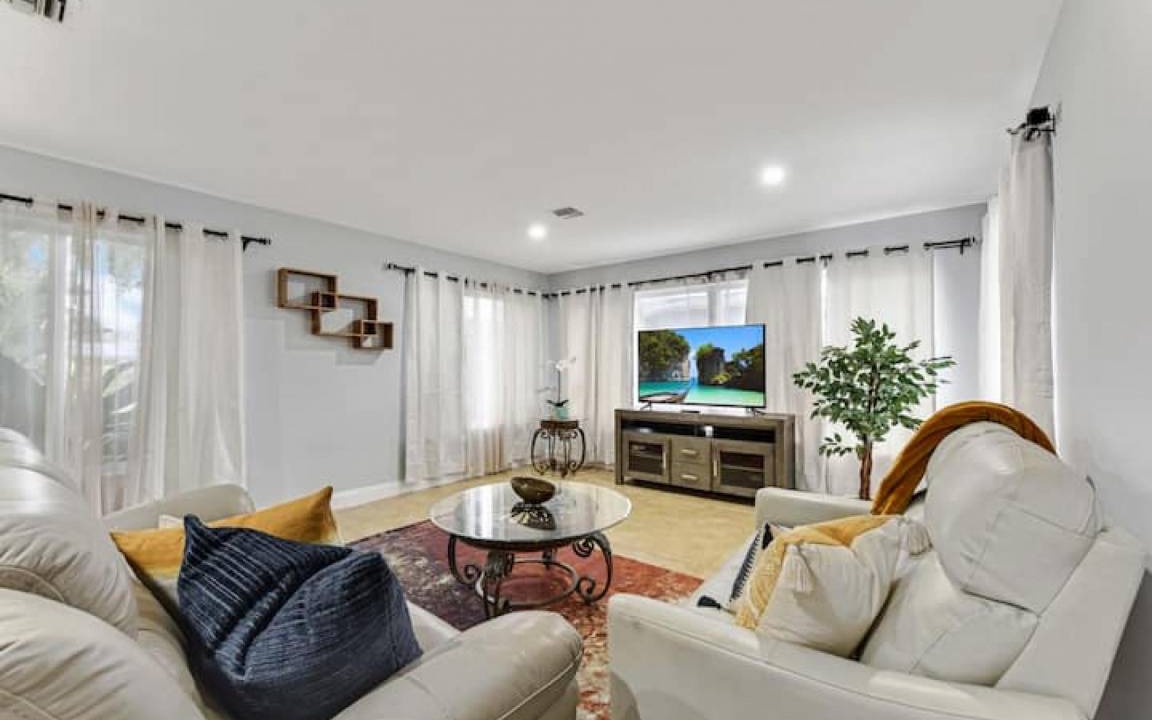 Highland Garden House | 3/2 home w/king bed, work space, WiFi, laundry