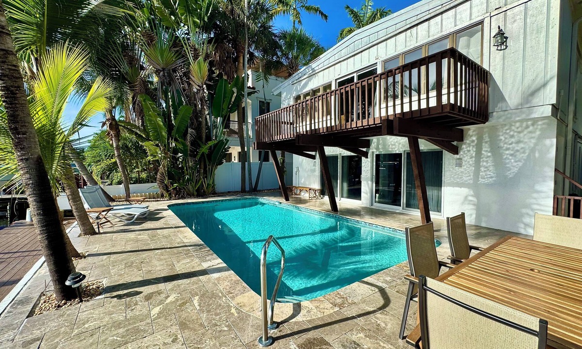 Hendricks and Venice Isles House | 3/3 Duplex-Shared Heated Pool-Dock-Pool Table-Games